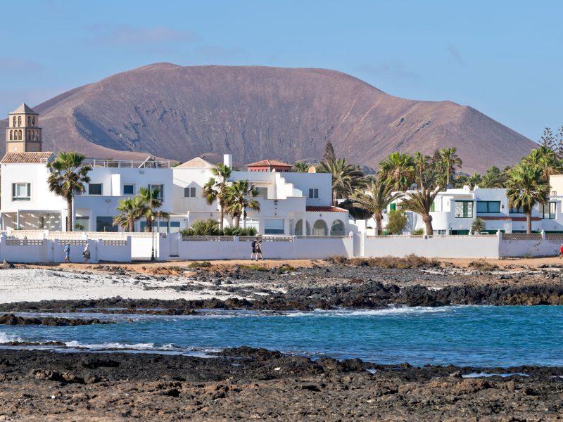 Sono aperte le vendite di Samsahara, le abitazioni di lusso di nuova costruzione a Corralejo, Fuerteventura, un luogo in cui trascorre indimenticabili giorni di svago e rigenerante benessere tutto l’anno, grazie al suo clima costantemente mite